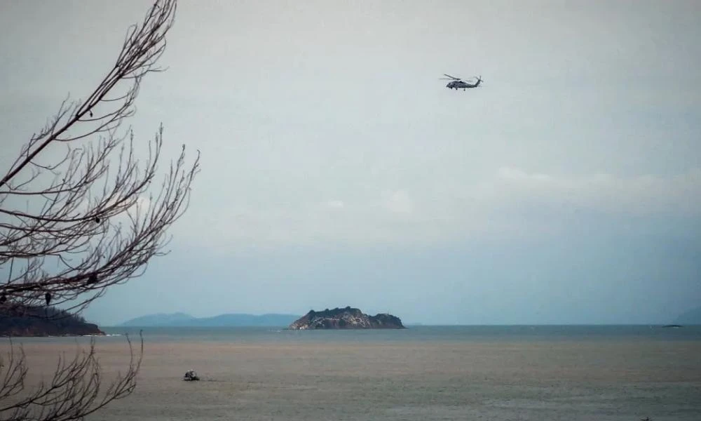 Εύβοια: Η συγκλονιστική στιγμή που βγάζουν στη στεριά το άψυχο σώμα του πιλότου